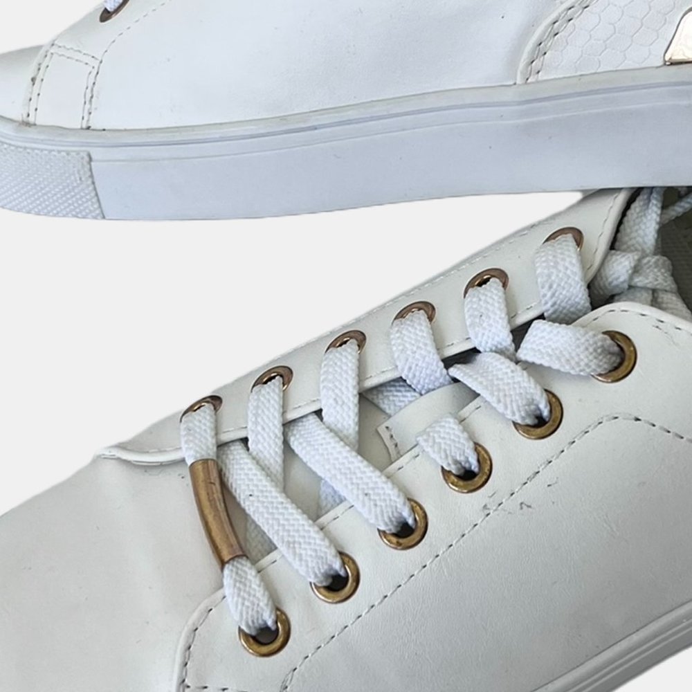 🎈HOST PICK🎈🆕 Steve Madden Fashion sneaker White with Gold Trim accents- Sz 38